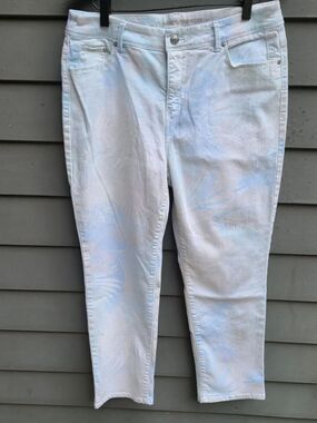 Chicos Girlfriend Crop White Blue Fern Jeans size 1.5